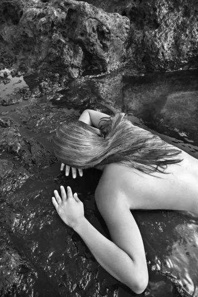 Nackte Frau auf Felsen. — Stockfoto