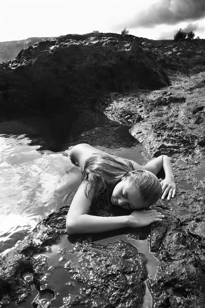 Donna nuda sulla roccia . — Foto Stock