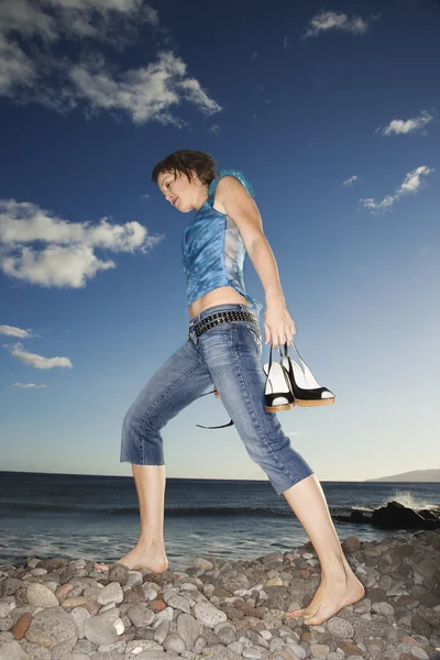 Женщина гуляет по пляжу . — стоковое фото