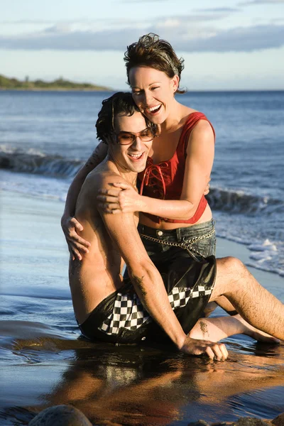 Szczęśliwa para na plaży. — Zdjęcie stockowe