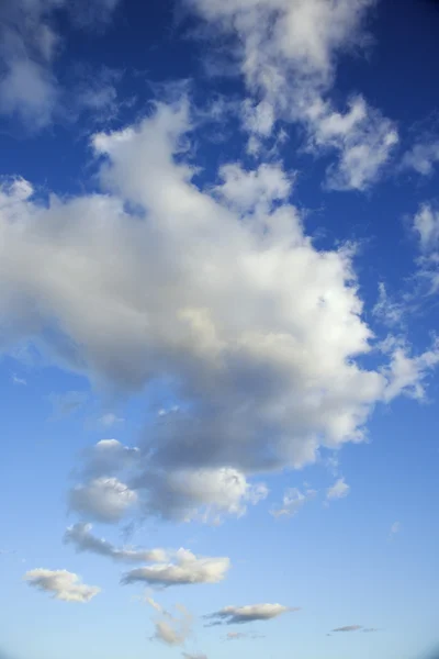 Σύννεφα στον γαλάζιο ουρανό. — Φωτογραφία Αρχείου