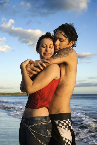 Casal abraçando na praia . — Fotografia de Stock