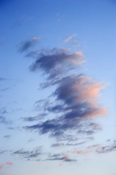 Ουρανό και τα σύννεφα κατά το σούρουπο. Εικόνα Αρχείου
