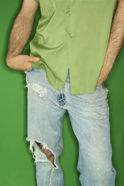 Homem caucasiano com jeans rasgados . Fotos De Bancos De Imagens