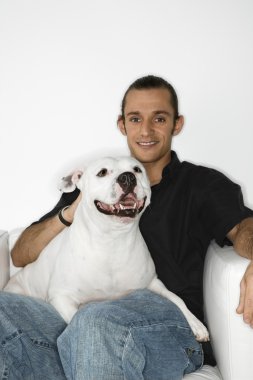 adam holding beyaz köpek.