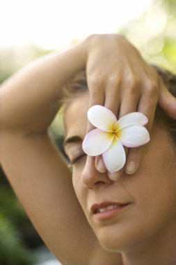 Plumeria çiçek tutan kadın.