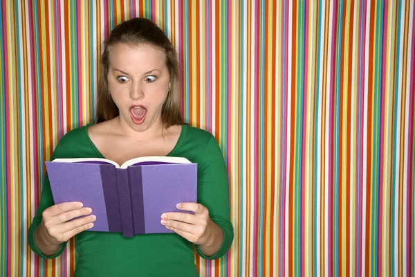 Frau liest Buch. — Stockfoto