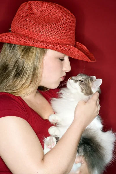 Mujer joven sosteniendo un gato esponjoso . — Foto de Stock