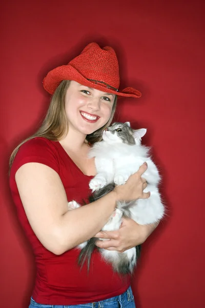 Junge Frau hält flauschige Katze. — Stockfoto