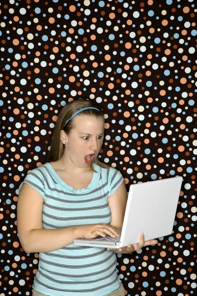 Γυναίκα με φορητό υπολογιστή που ψάχνει έκπληκτος. — Φωτογραφία Αρχείου