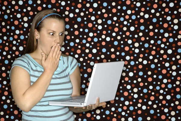 Γυναίκα με φορητό υπολογιστή που αναζητούν σοκαρισμένος. — Φωτογραφία Αρχείου