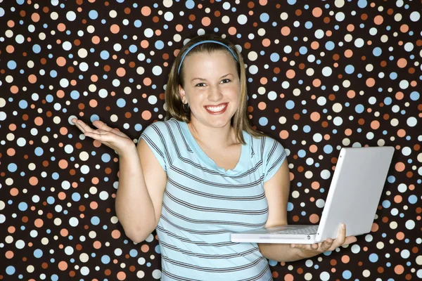 Mujer sosteniendo ordenador portátil . — Foto de Stock