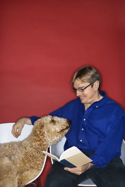 Homem caucasiano com cão Goldendoodle . — Fotografia de Stock