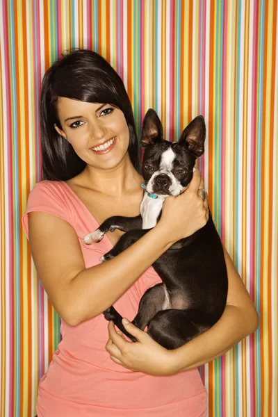 Frau hält Boston-Terrier-Hund. — Stockfoto