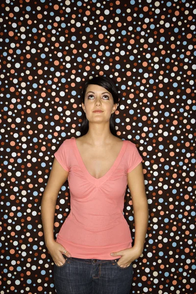 Kvinna på polka dot bakgrund. — Stockfoto