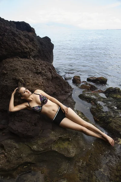 Vrouw op rotsachtige strand. — Stockfoto