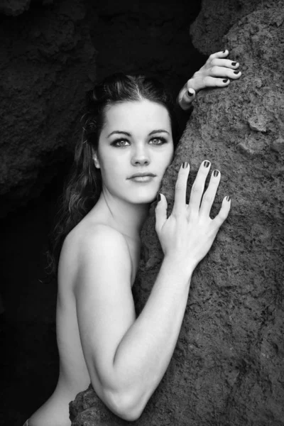 Donna nuda con roccia in mano . — Foto Stock