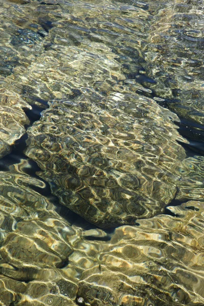 Pedras vistas através da água . — Fotografia de Stock