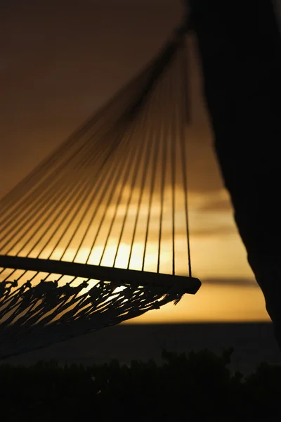 海の夕日とハンモック. — ストック写真