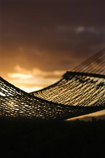 Hamaca contra la puesta de sol del océano Maui . — Foto de Stock
