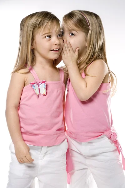 Flicka barn tvillingsystrar. — Stockfoto
