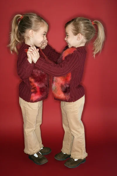 Menina criança irmãs gêmeas dançando . — Fotografia de Stock