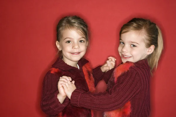 여자 아이 쌍둥이 자매 댄스. — 스톡 사진