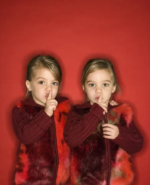 Menina irmãs gêmeas shushing . — Fotografia de Stock