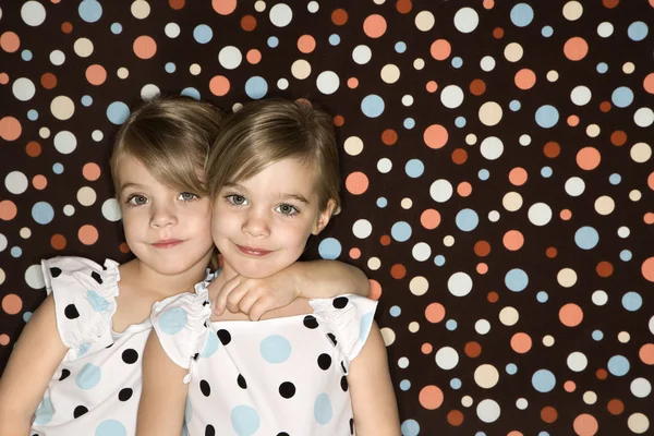 Tvillingsystrar flicka. — Stockfoto