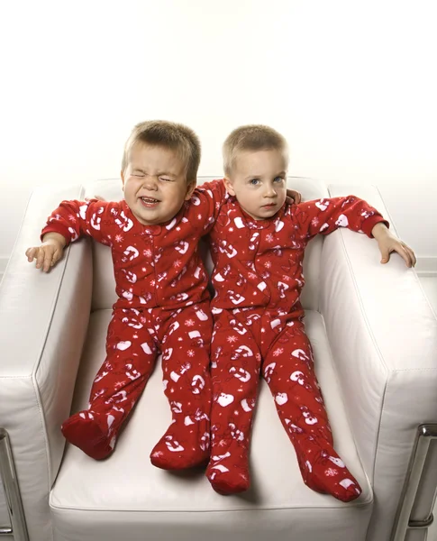 坐在一起的男孩双胞胎兄弟. — 图库照片