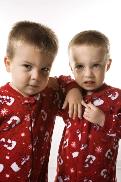 Fiú ikertestvérek pizsamában. — Stock Fotó