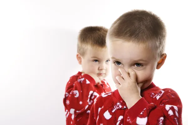 Mannelijke tweeling in pyjama 's. — Stockfoto