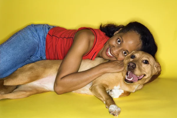 Frau kuschelt mit Hund. — Stockfoto