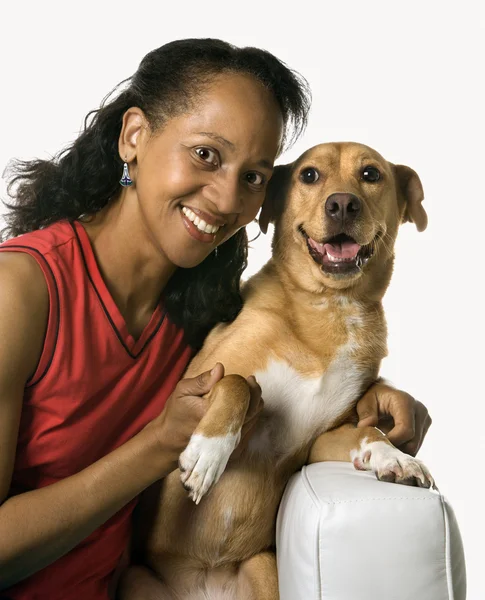 Жінка зі змішаною породою собакою . — стокове фото