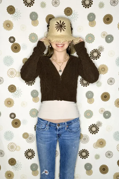 Flicka med hatt över ögonen. — Stockfoto