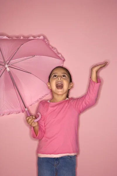Şemsiye tutan tatlı Latin kız.. — Stok fotoğraf