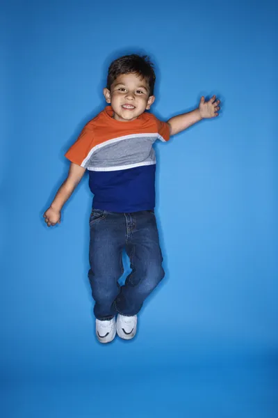 Chłopiec mężczyzna skoki. — Zdjęcie stockowe