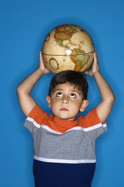 Chlapec hospodářství zeměkoule na hlavu. — Stock fotografie