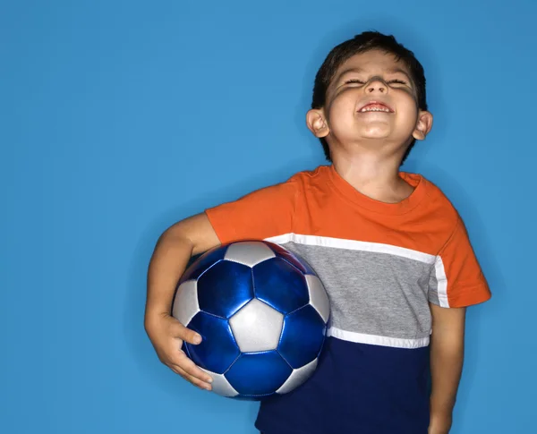 Menino masculino segurando bola de futebol . — Fotografia de Stock