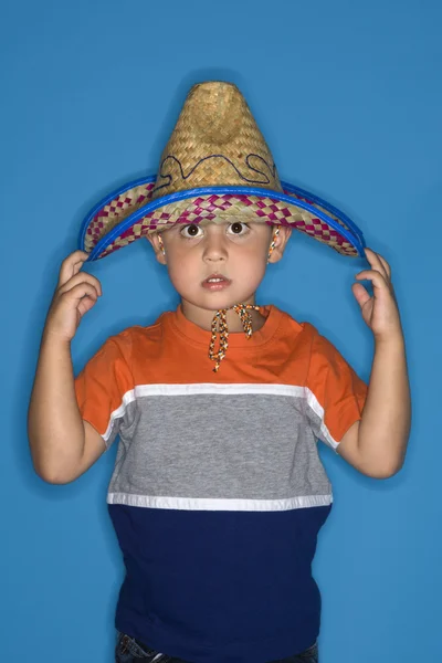 Junge trägt Sombrero. — Stockfoto