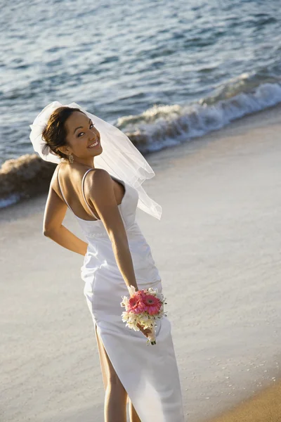 Noiva em pé na praia. — Fotografia de Stock