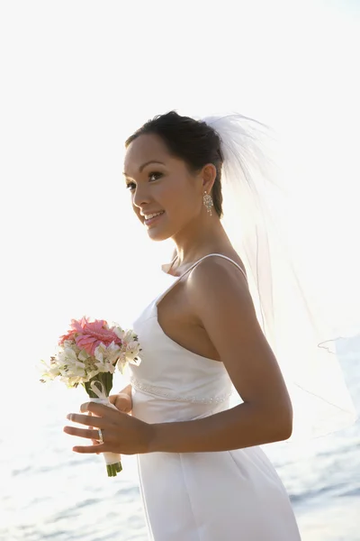 Sposa bouquet tenuta sulla spiaggia . — Foto Stock