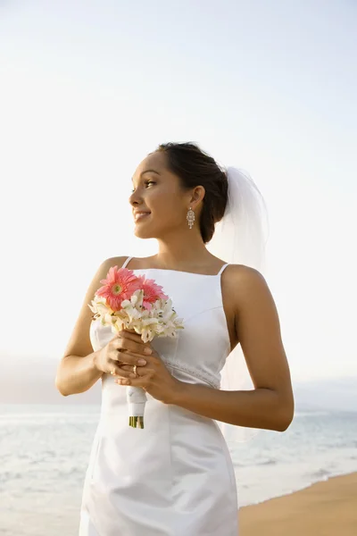 Sposa bouquet tenuta sulla spiaggia . — Foto Stock