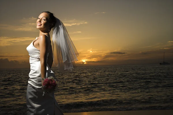 Braut am Strand. — Stockfoto