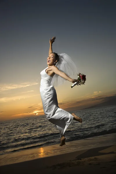 Bruid springen op strand. — Stockfoto