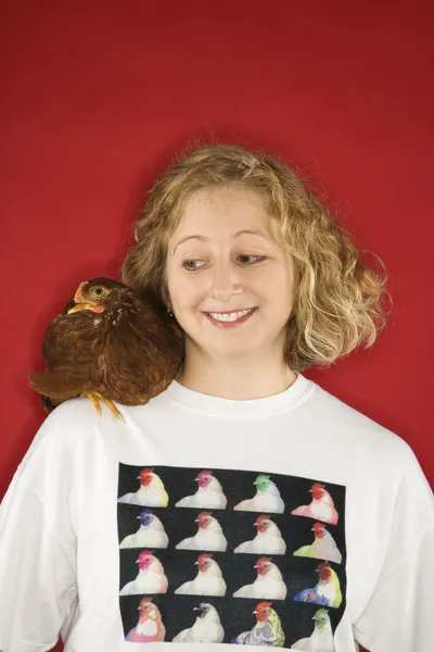 Vrouw met kip op schouder. — Stockfoto