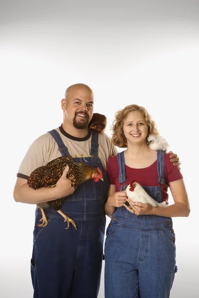 Kvinna och man med kycklingar. — Stockfoto