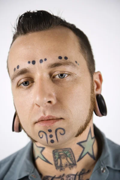 Чоловік з татуюваннями та пірсингом . — стокове фото