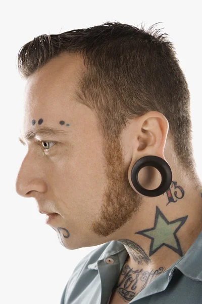 Homem com tatuagens e piercings . — Fotografia de Stock