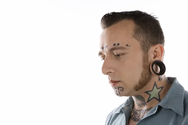 Homem com tatuagens e piercings . — Fotografia de Stock